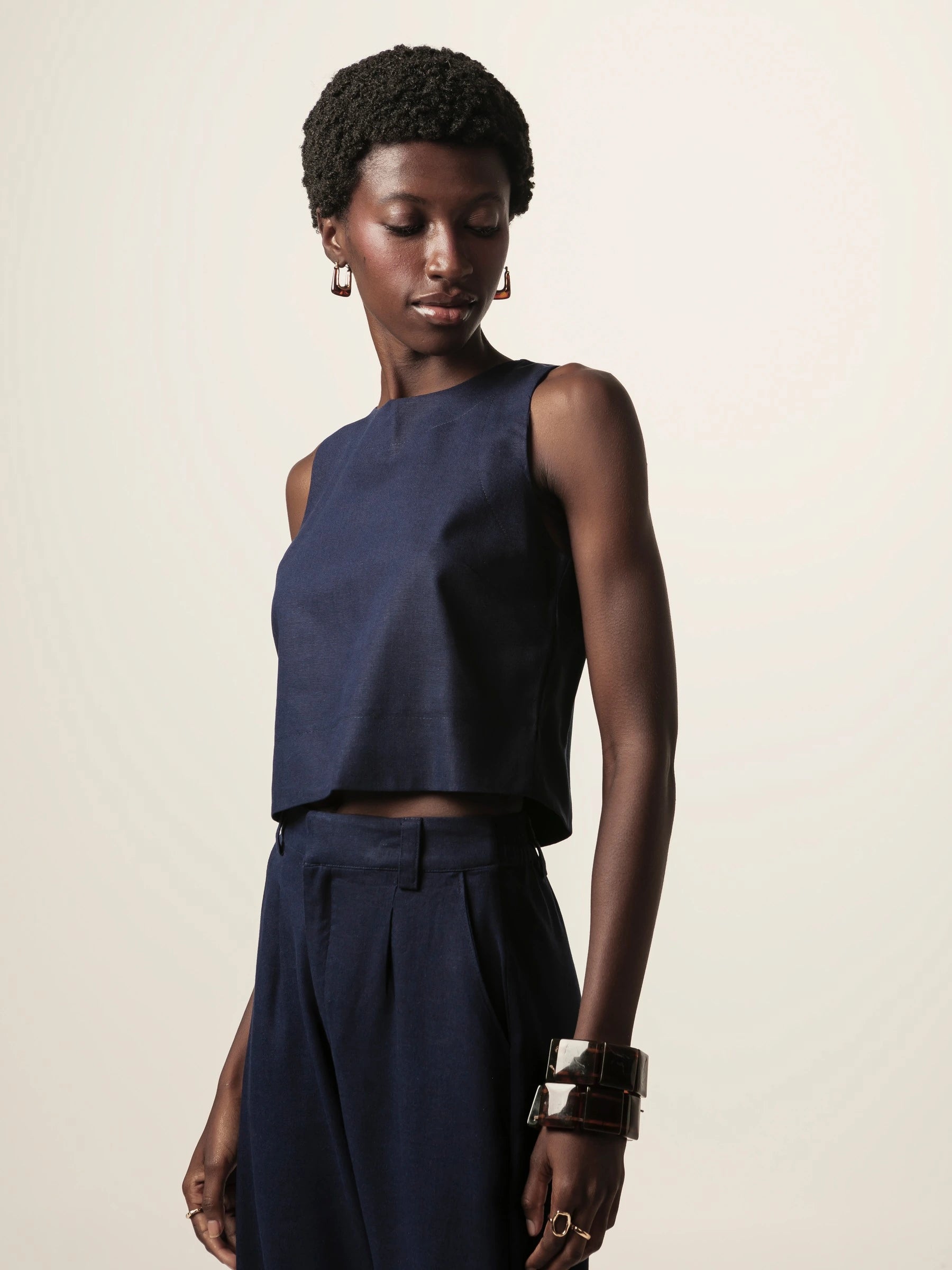 Calça Alfaiataria Pantalona Graviola de Linho e Viscose FSC™ Azul Escuro. Compre online moda sustentável e atemporal na Minimadeia, marca slow fashion de roupas femininas. Foto produto JUN16 06