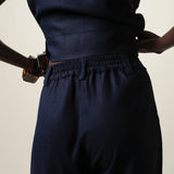 Calça Alfaiataria Pantalona Graviola de Linho e Viscose FSC™ Azul Escuro. Compre online moda sustentável e atemporal na Minimadeia, marca slow fashion de roupas femininas. Foto produto JUN16 08