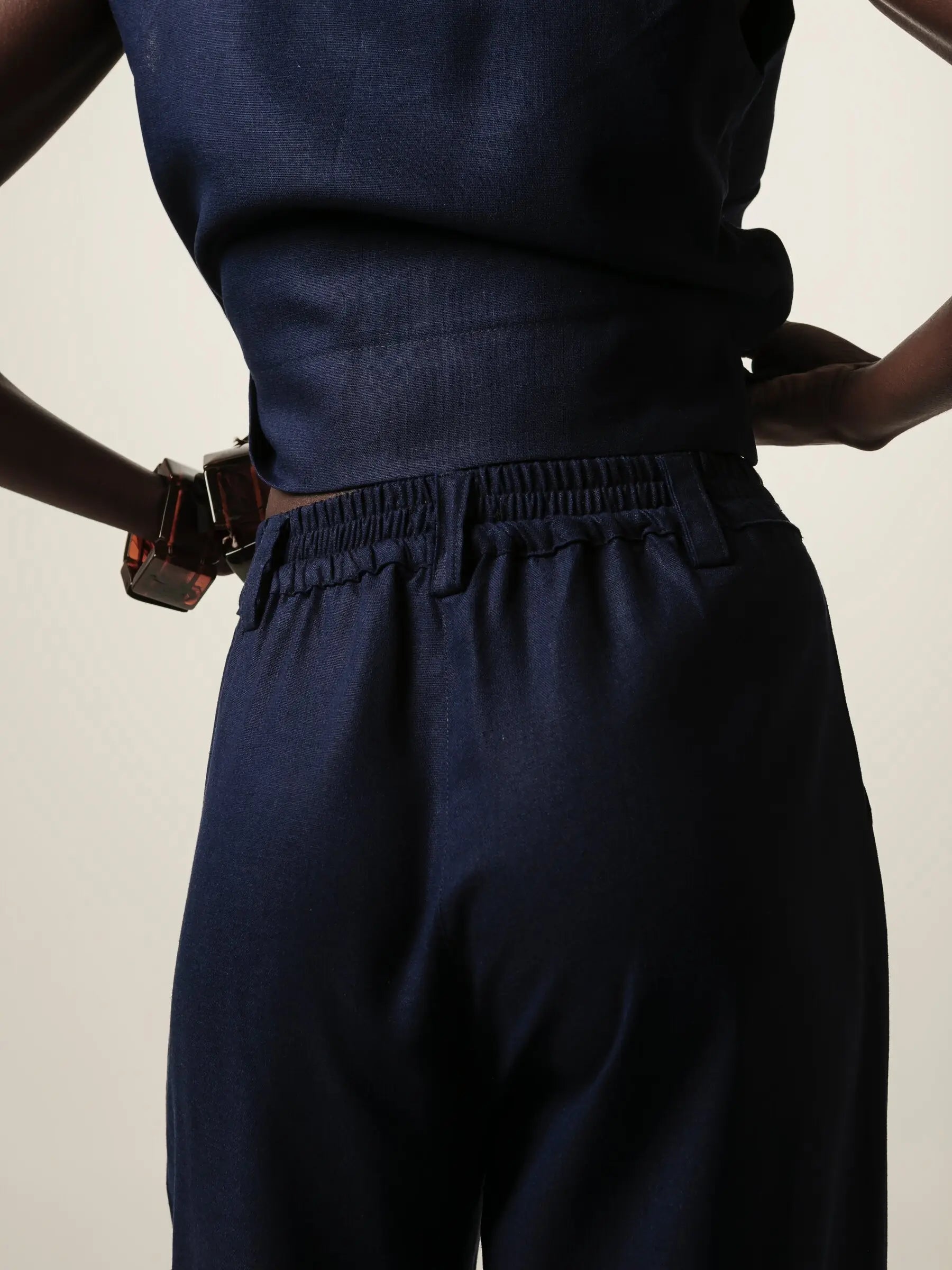 Calça Alfaiataria Pantalona Graviola de Linho e Viscose FSC™ Azul Escuro. Compre online moda sustentável e atemporal na Minimadeia, marca slow fashion de roupas femininas. Foto produto JUN16 08