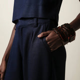 Calça Alfaiataria Pantalona Graviola de Linho e Viscose FSC™ Azul Escuro. Compre online moda sustentável e atemporal na Minimadeia, marca slow fashion de roupas femininas. Foto produto JUN16 09