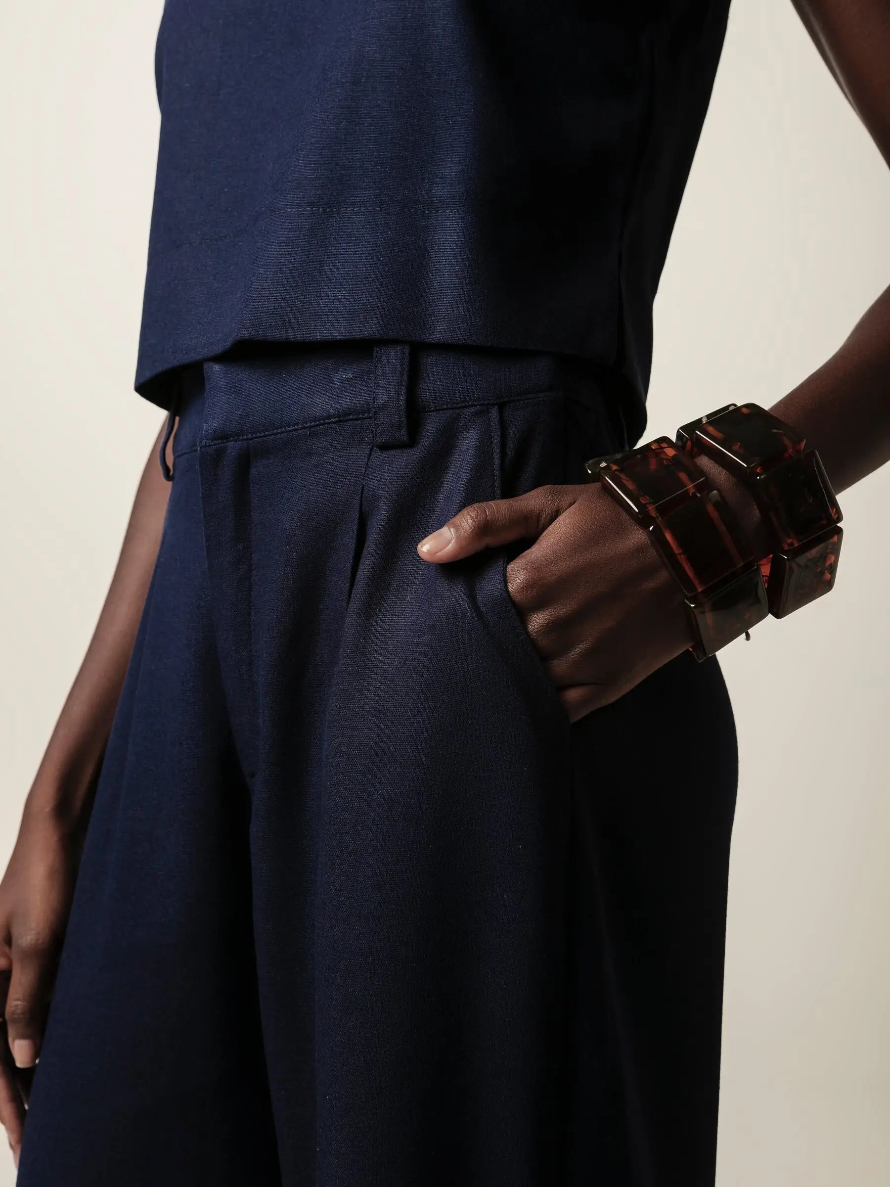 Calça Alfaiataria Pantalona Graviola de Linho e Viscose FSC™ Azul Escuro. Compre online moda sustentável e atemporal na Minimadeia, marca slow fashion de roupas femininas. Foto produto JUN16 09