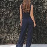 Calça Alfaiataria Pantalona Graviola de Linho e Viscose FSC™ Azul Escuro. Compre online moda sustentável e atemporal na Minimadeia, marca slow fashion de roupas femininas. Foto produto SET25 07