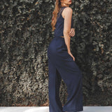 Calça Alfaiataria Pantalona Graviola de Linho e Viscose FSC™ Azul Escuro. Compre online moda sustentável e atemporal na Minimadeia, marca slow fashion de roupas femininas. Foto produto SET25 09