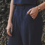Calça Alfaiataria Pantalona Graviola de Linho e Viscose FSC™ Azul Escuro. Compre online moda sustentável e atemporal na Minimadeia, marca slow fashion de roupas femininas. Foto produto SET25 13