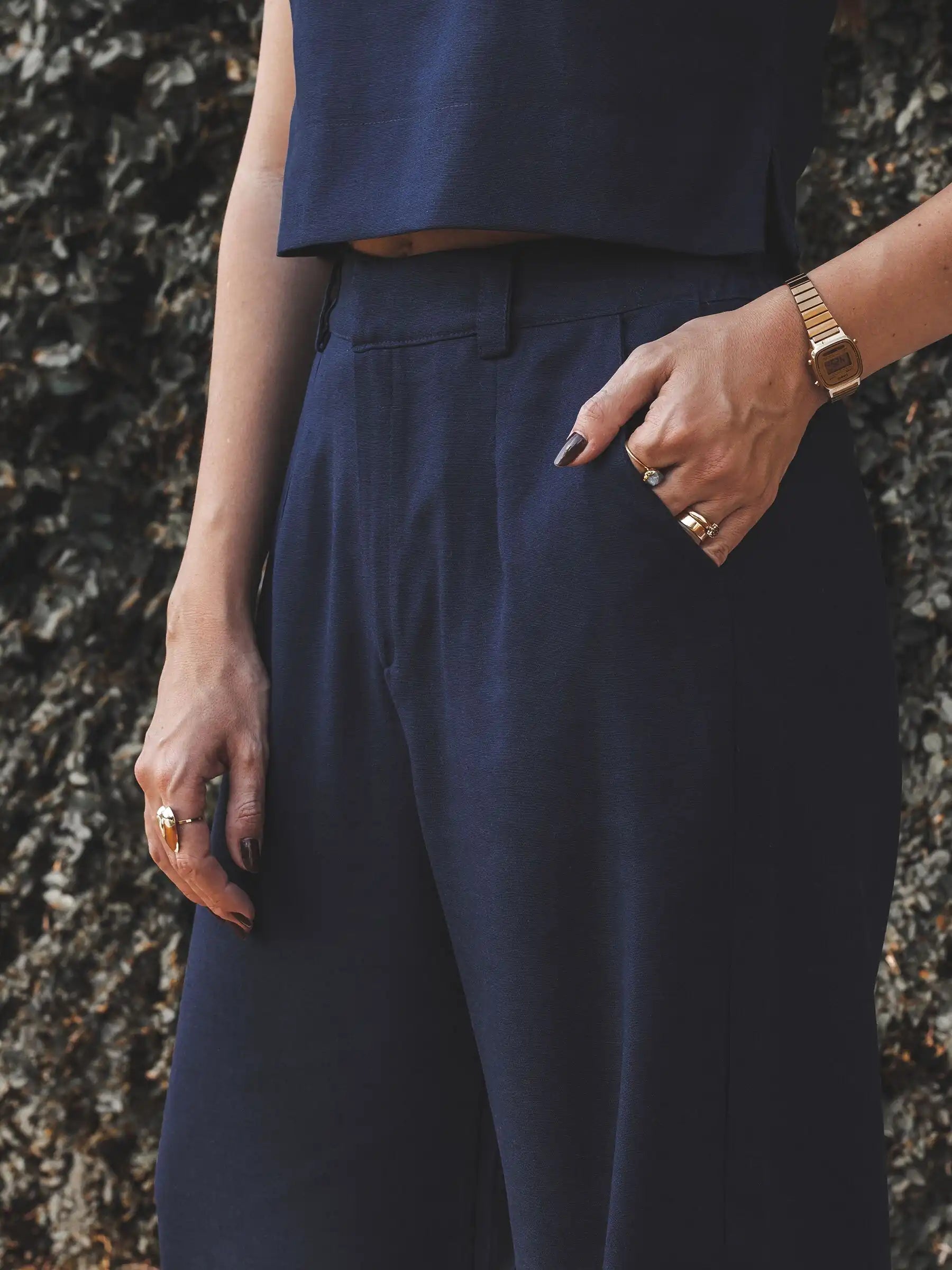 Calça Alfaiataria Pantalona Graviola de Linho e Viscose FSC™ Azul Escuro. Compre online moda sustentável e atemporal na Minimadeia, marca slow fashion de roupas femininas. Foto produto SET25 13