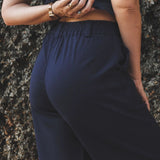 Calça Alfaiataria Pantalona Graviola de Linho e Viscose FSC™ Azul Escuro. Compre online moda sustentável e atemporal na Minimadeia, marca slow fashion de roupas femininas. Foto produto SET25 14