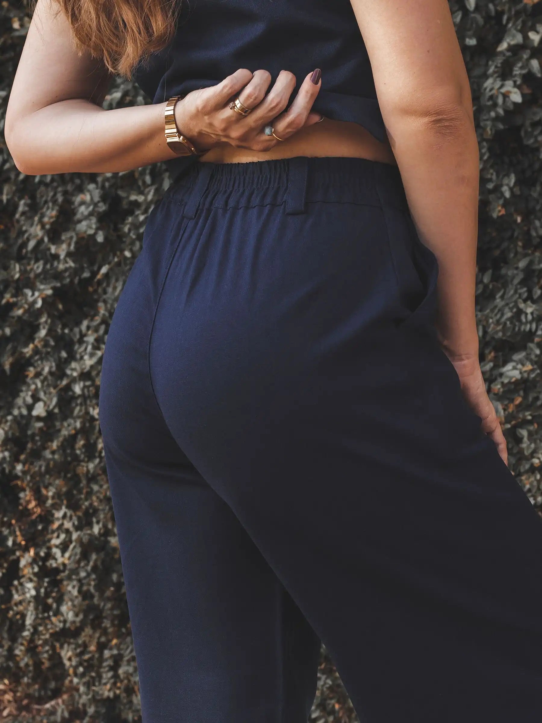 Calça Alfaiataria Pantalona Graviola de Linho e Viscose FSC™ Azul Escuro. Compre online moda sustentável e atemporal na Minimadeia, marca slow fashion de roupas femininas. Foto produto SET25 14