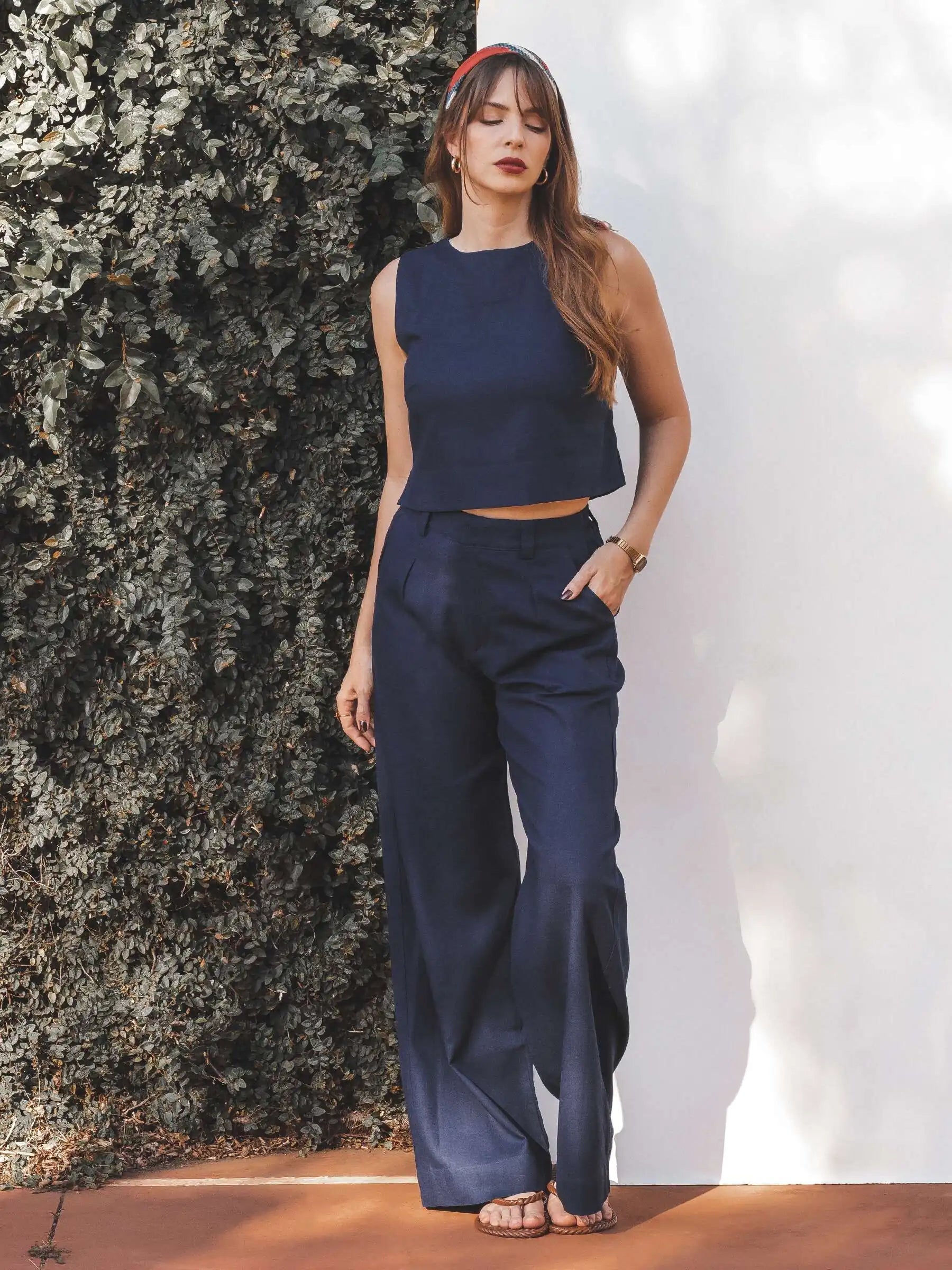 Calça Alfaiataria Pantalona Graviola de Linho e Viscose FSC™ Azul Escuro. Compre online moda sustentável e atemporal na Minimadeia, marca slow fashion de roupas femininas. Foto produto SET25 18