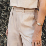 Calça Alfaiataria Pantalona Graviola de Linho e Viscose FSC™ Bege Claro. Compre online moda sustentável e atemporal na Minimadeia, marca slow fashion de roupas femininas. Foto produto JUL25 15