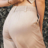 Calça Alfaiataria Pantalona Graviola de Linho e Viscose FSC™ Bege Claro. Compre online moda sustentável e atemporal na Minimadeia, marca slow fashion de roupas femininas. Foto produto JUL25 18