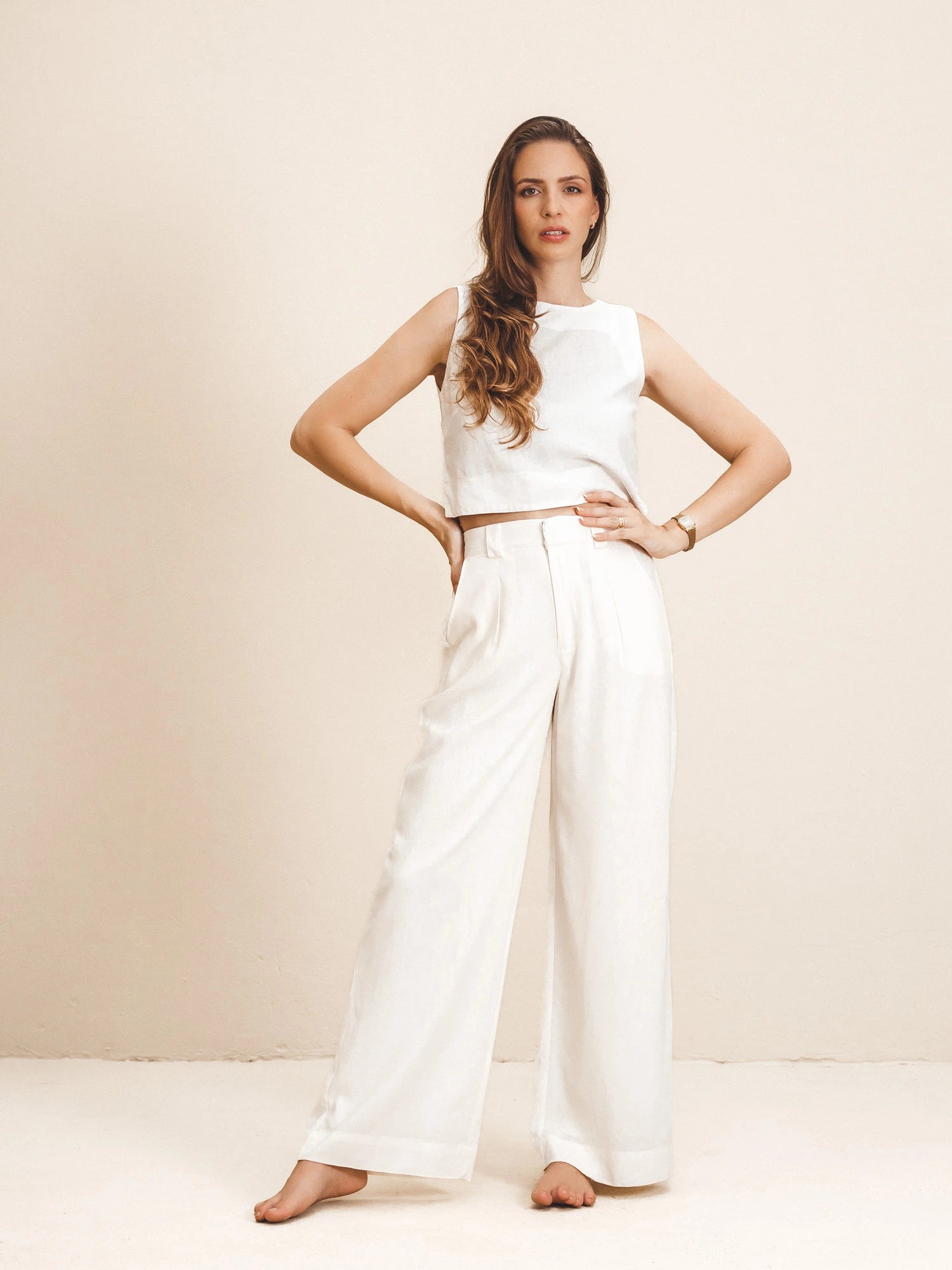 Calça Pantalona de Alfaiataria em Linho e Viscose FSC™ Branca. Compre online moda sustentável e atemporal na Minimadeia. Roupas femininas estilosas, básicas e sustentáveis. Foto produto 01