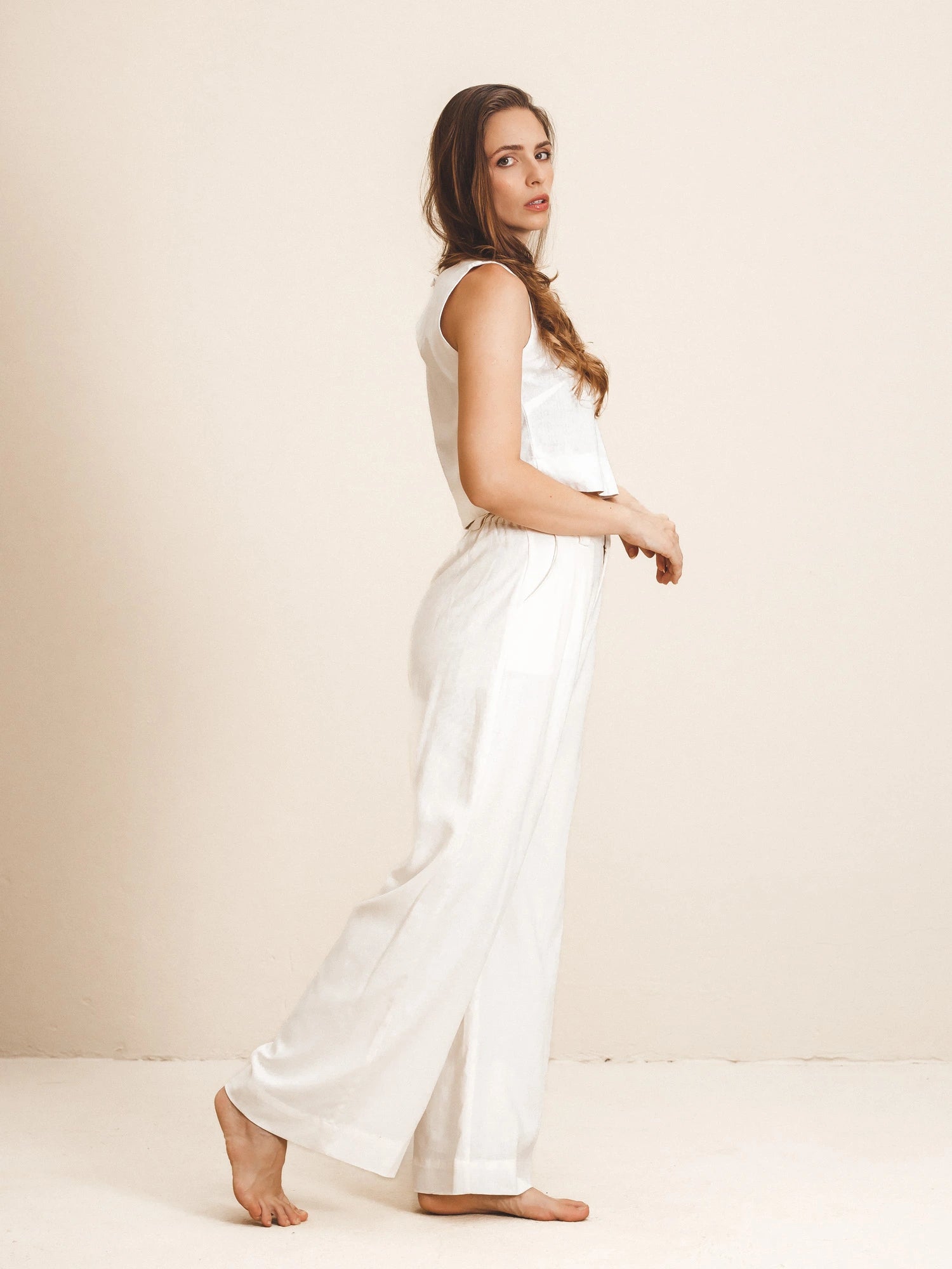 Calça Pantalona de Alfaiataria em Linho e Viscose FSC™ Branca. Compre online moda sustentável e atemporal na Minimadeia. Roupas femininas estilosas, básicas e sustentáveis. Foto produto 03