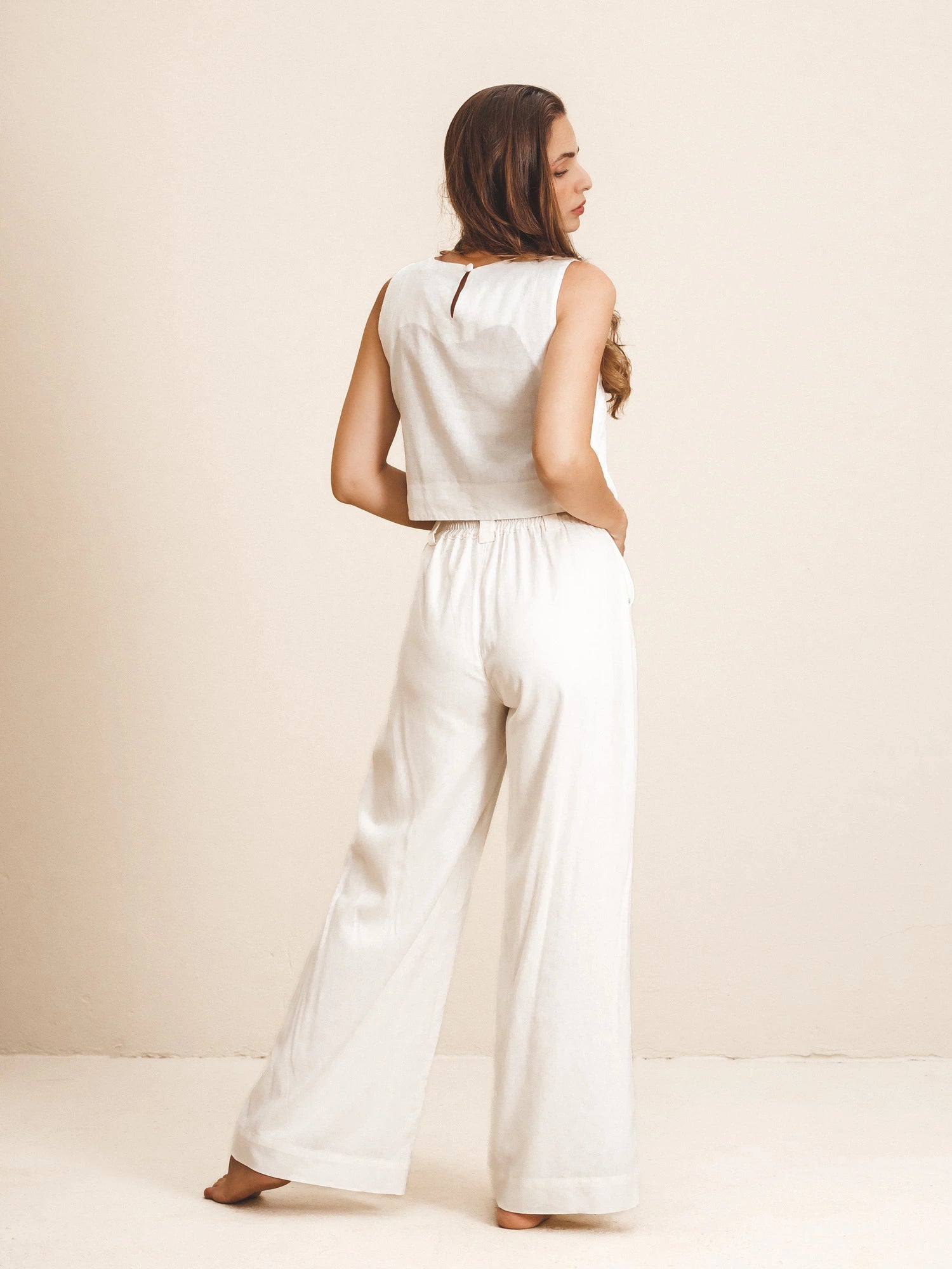 Calça Pantalona de Alfaiataria em Linho e Viscose FSC™ Branca. Compre online moda sustentável e atemporal na Minimadeia. Roupas femininas estilosas, básicas e sustentáveis. Foto produto 04