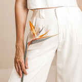 Calça Pantalona de Alfaiataria em Linho e Viscose FSC™ Branca. Compre online moda sustentável e atemporal na Minimadeia. Roupas femininas estilosas, básicas e sustentáveis. Foto produto 05