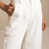 Calça Pantalona de Alfaiataria em Linho e Viscose FSC™ Branca. Compre online moda sustentável e atemporal na Minimadeia. Roupas femininas estilosas, básicas e sustentáveis. Foto produto 06