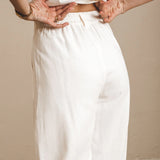 Calça Pantalona de Alfaiataria em Linho e Viscose FSC™ Branca. Compre online moda sustentável e atemporal na Minimadeia. Roupas femininas estilosas, básicas e sustentáveis. Foto produto 07