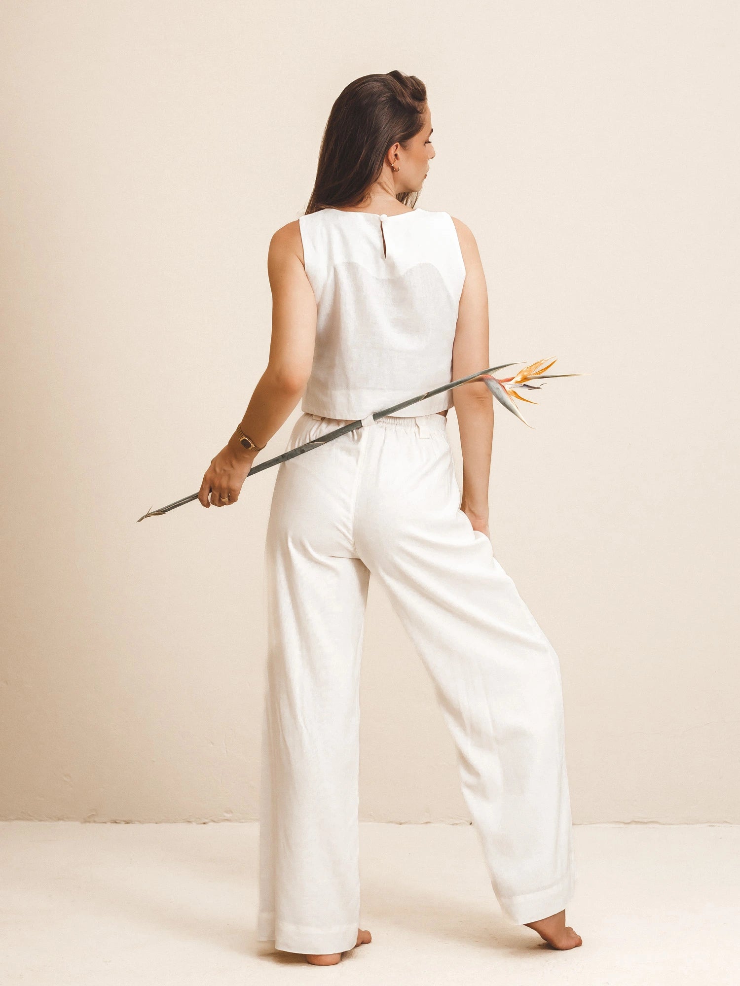 Calça Pantalona de Alfaiataria em Linho e Viscose FSC™ Branca. Compre online moda sustentável e atemporal na Minimadeia. Roupas femininas estilosas, básicas e sustentáveis. Foto produto destaque