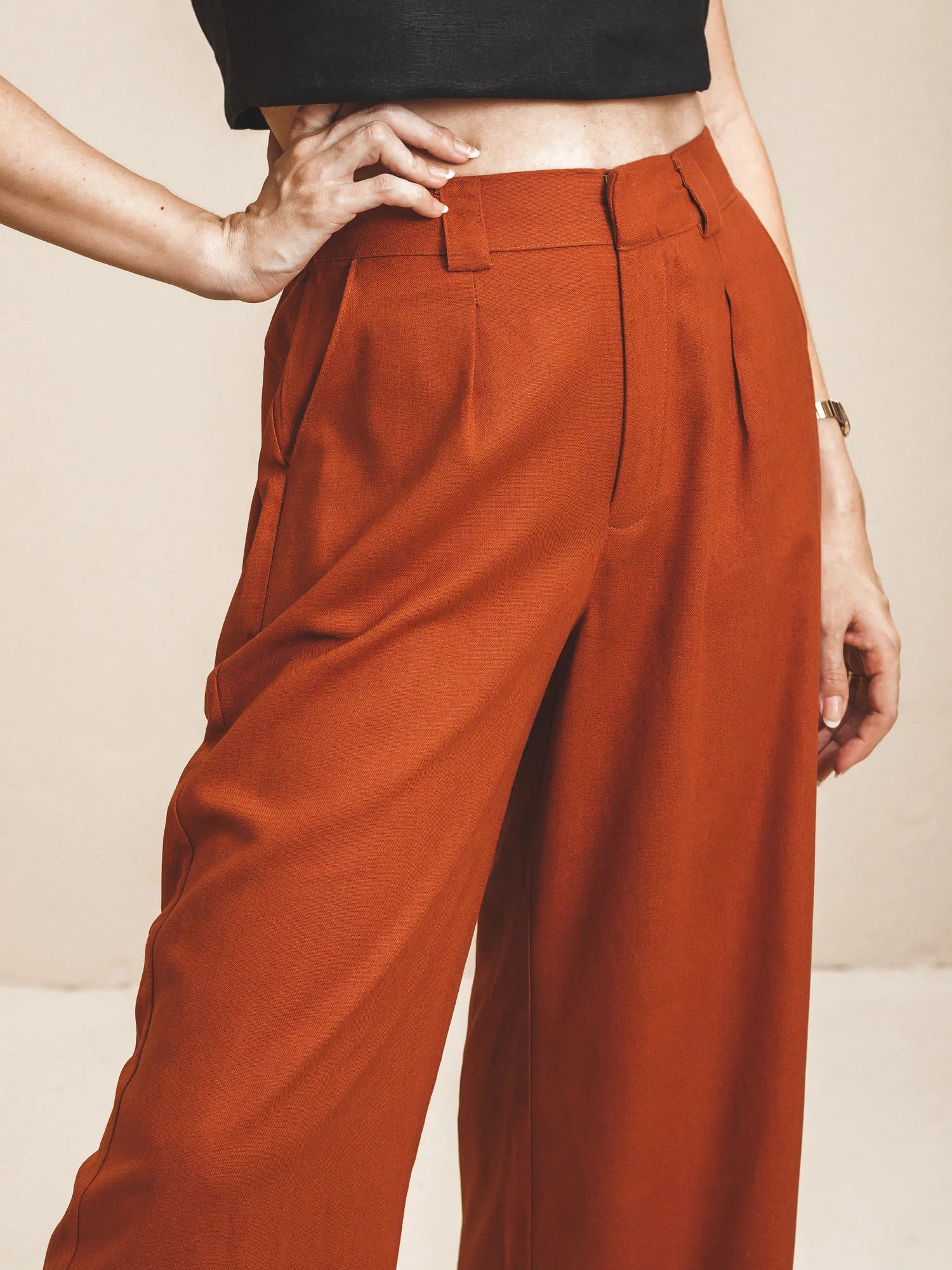 Calça Pantalona de Alfaiataria em Linho e Viscose FSC™ Marrom Terracota. Compre online moda sustentável e atemporal na Minimadeia. Roupas femininas estilosas, básicas e sustentáveis. Foto produto 07