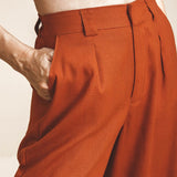 Calça Pantalona de Alfaiataria em Linho e Viscose FSC™ Marrom Terracota. Compre online moda sustentável e atemporal na Minimadeia. Roupas femininas estilosas, básicas e sustentáveis. Foto produto 08