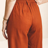 Calça Pantalona de Alfaiataria em Linho e Viscose FSC™ Marrom Terracota. Compre online moda sustentável e atemporal na Minimadeia. Roupas femininas estilosas, básicas e sustentáveis. Foto produto 09