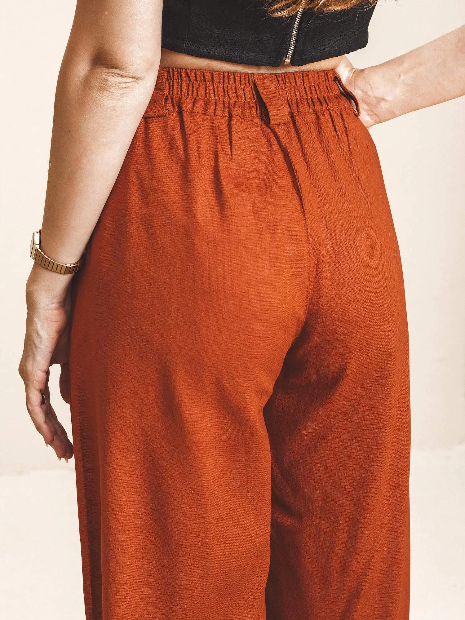 Calça Pantalona de Alfaiataria em Linho e Viscose FSC™ Marrom Terracota. Compre online moda sustentável e atemporal na Minimadeia. Roupas femininas estilosas, básicas e sustentáveis. Foto produto 09