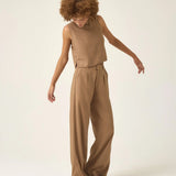 Calça Pantalona de Alfaiataria em Linho e Viscose FSC™ Graviola Marrom Claro. Compre online moda sustentável e atemporal na Minimadeia. Roupas femininas estilosas, básicas e sustentáveis. Foto produto ABR25 02