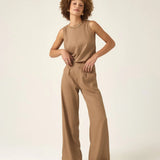 Calça Pantalona de Alfaiataria em Linho e Viscose FSC™ Graviola Marrom Claro. Compre online moda sustentável e atemporal na Minimadeia. Roupas femininas estilosas, básicas e sustentáveis. Foto produto ABR25 03