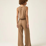 Calça Pantalona de Alfaiataria em Linho e Viscose FSC™ Graviola Marrom Claro. Compre online moda sustentável e atemporal na Minimadeia. Roupas femininas estilosas, básicas e sustentáveis. Foto produto ABR25 05