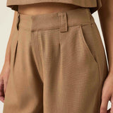 Calça Pantalona de Alfaiataria em Linho e Viscose FSC™ Graviola Marrom Claro. Compre online moda sustentável e atemporal na Minimadeia. Roupas femininas estilosas, básicas e sustentáveis. Foto produto ABR25 06