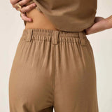 Calça Pantalona de Alfaiataria em Linho e Viscose FSC™ Graviola Marrom Claro. Compre online moda sustentável e atemporal na Minimadeia. Roupas femininas estilosas, básicas e sustentáveis. Foto produto ABR25 07