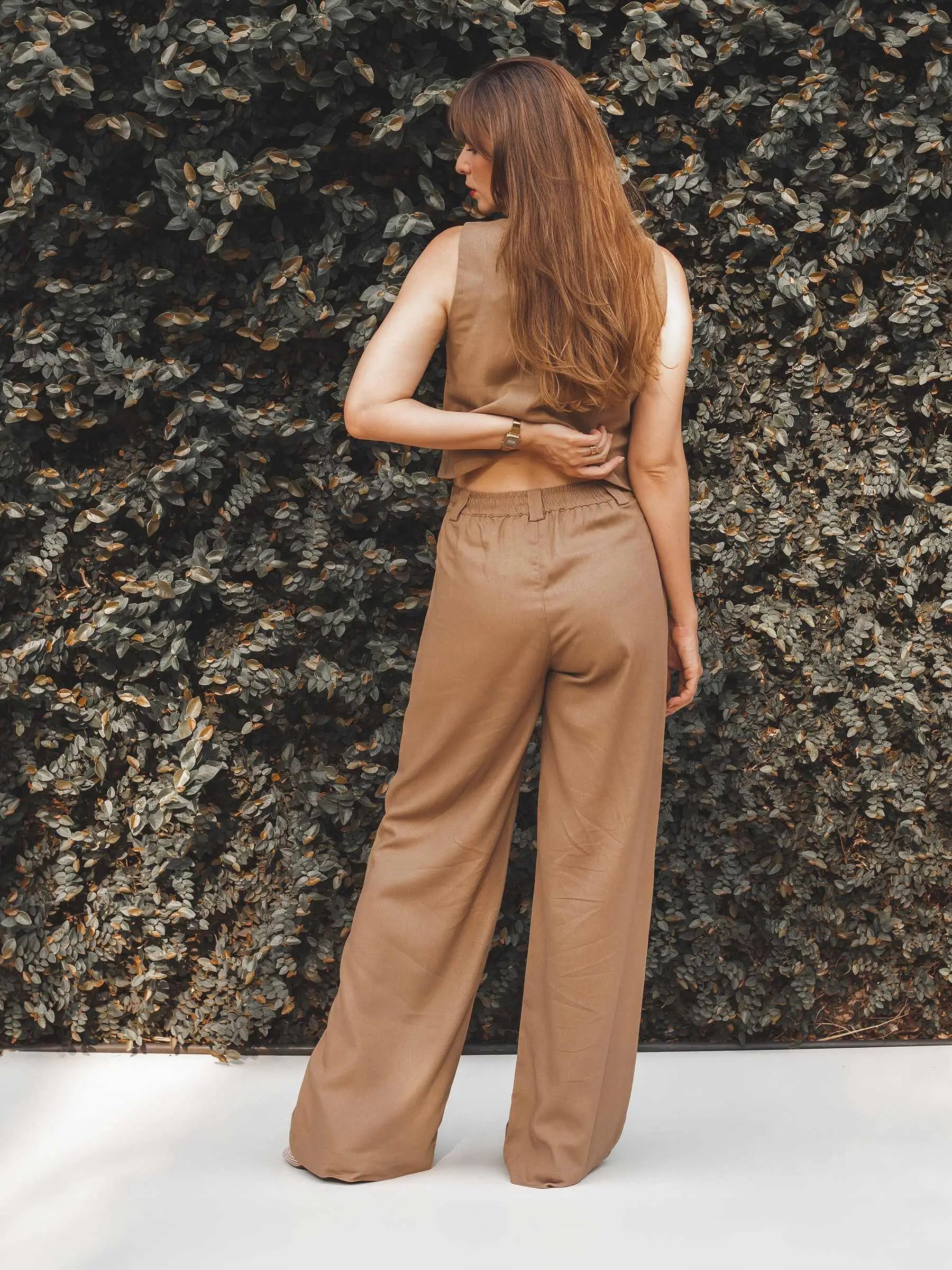 Calça Pantalona de Alfaiataria em Linho e Viscose FSC™ Graviola Marrom Claro. Compre online moda sustentável e atemporal na Minimadeia. Roupas femininas estilosas, básicas e sustentáveis. Foto produto 06