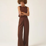 Calça Pantalona de Alfaiataria em Linho e Viscose FSC™ Graviola Marrom Escuro. Compre online moda sustentável e atemporal na Minimadeia. Roupas femininas estilosas, básicas e sustentáveis. Foto produto ABR25 01B