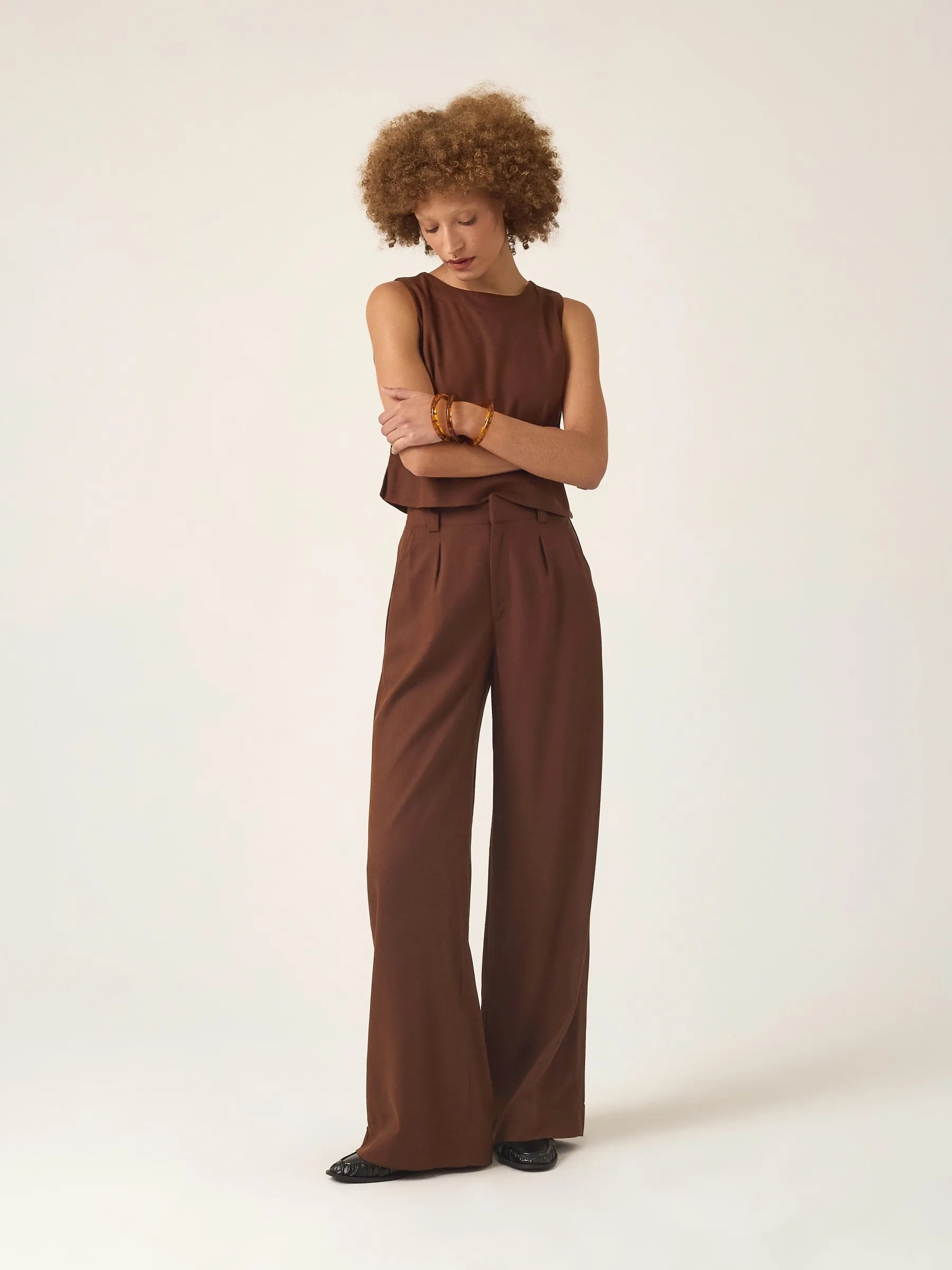 Calça Pantalona de Alfaiataria em Linho e Viscose FSC™ Graviola Marrom Escuro. Compre online moda sustentável e atemporal na Minimadeia. Roupas femininas estilosas, básicas e sustentáveis. Foto produto ABR25 01B