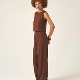 Calça Pantalona de Alfaiataria em Linho e Viscose FSC™ Graviola Marrom Escuro. Compre online moda sustentável e atemporal na Minimadeia. Roupas femininas estilosas, básicas e sustentáveis. Foto produto ABR25 02B