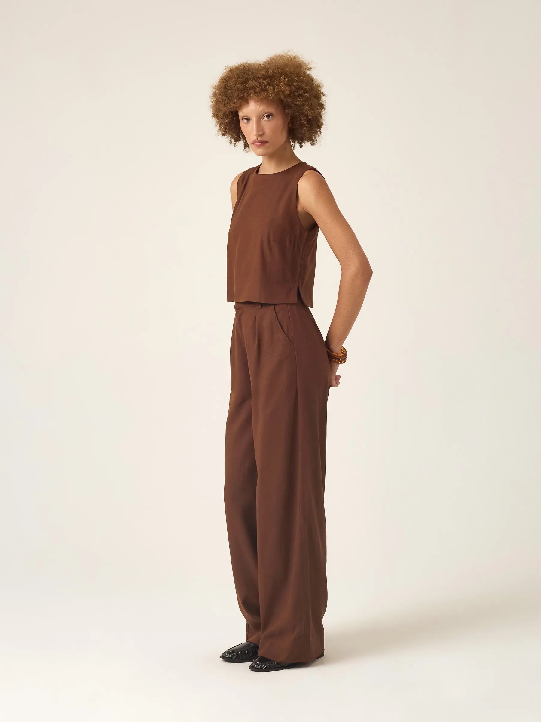 Calça Pantalona de Alfaiataria em Linho e Viscose FSC™ Graviola Marrom Escuro. Compre online moda sustentável e atemporal na Minimadeia. Roupas femininas estilosas, básicas e sustentáveis. Foto produto ABR25 02B