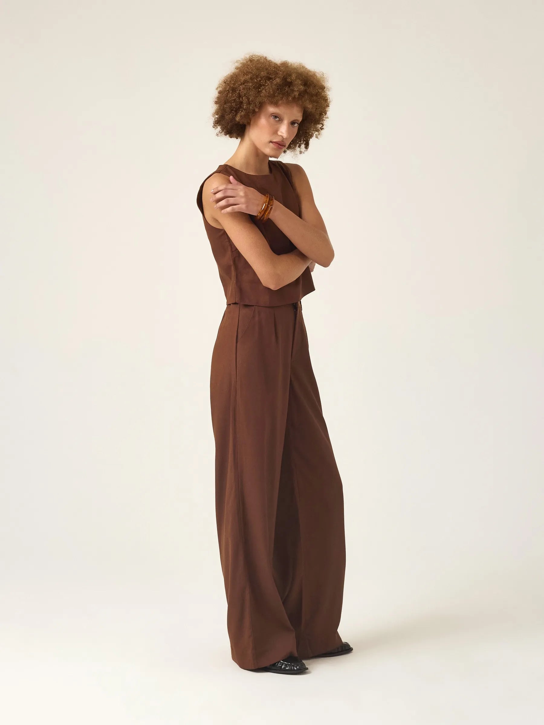 Calça Pantalona de Alfaiataria em Linho e Viscose FSC™ Graviola Marrom Escuro. Compre online moda sustentável e atemporal na Minimadeia. Roupas femininas estilosas, básicas e sustentáveis. Foto produto ABR25 03B