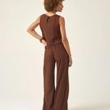 Calça Pantalona de Alfaiataria em Linho e Viscose FSC™ Graviola Marrom Escuro. Compre online moda sustentável e atemporal na Minimadeia. Roupas femininas estilosas, básicas e sustentáveis. Foto produto ABR25 04B
