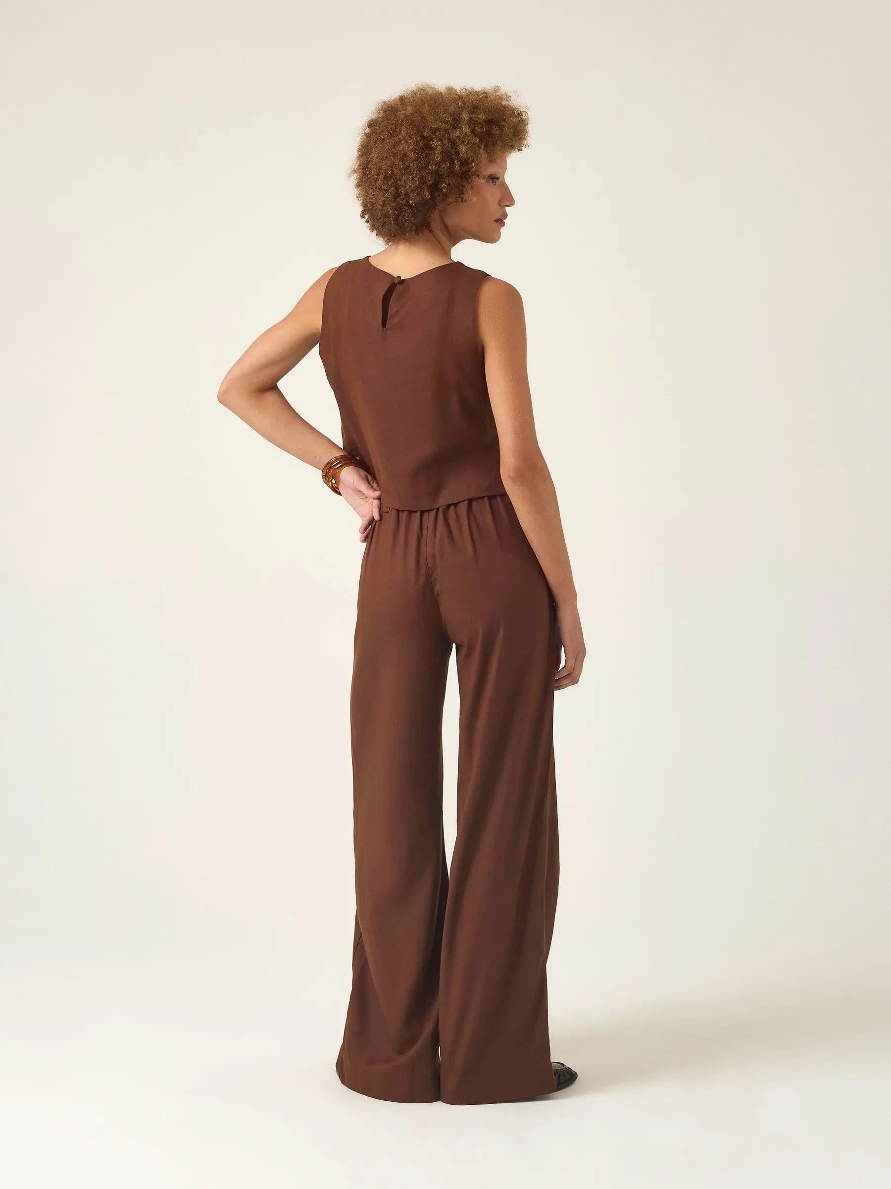 Calça Pantalona de Alfaiataria em Linho e Viscose FSC™ Graviola Marrom Escuro. Compre online moda sustentável e atemporal na Minimadeia. Roupas femininas estilosas, básicas e sustentáveis. Foto produto ABR25 04B