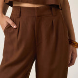 Calça Pantalona de Alfaiataria em Linho e Viscose FSC™ Graviola Marrom Escuro. Compre online moda sustentável e atemporal na Minimadeia. Roupas femininas estilosas, básicas e sustentáveis. Foto produto ABR25 05B