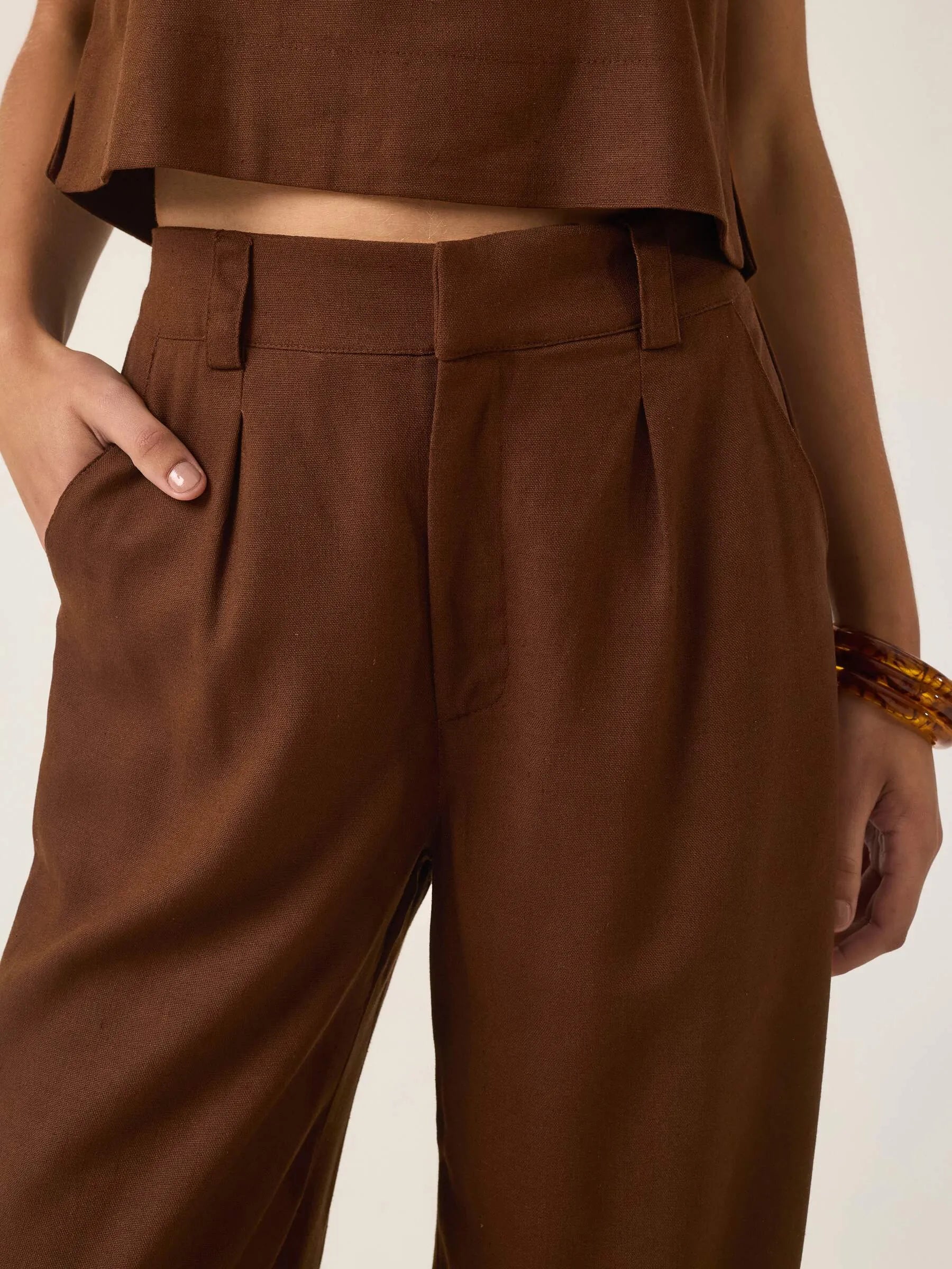 Calça Pantalona de Alfaiataria em Linho e Viscose FSC™ Graviola Marrom Escuro. Compre online moda sustentável e atemporal na Minimadeia. Roupas femininas estilosas, básicas e sustentáveis. Foto produto ABR25 05B