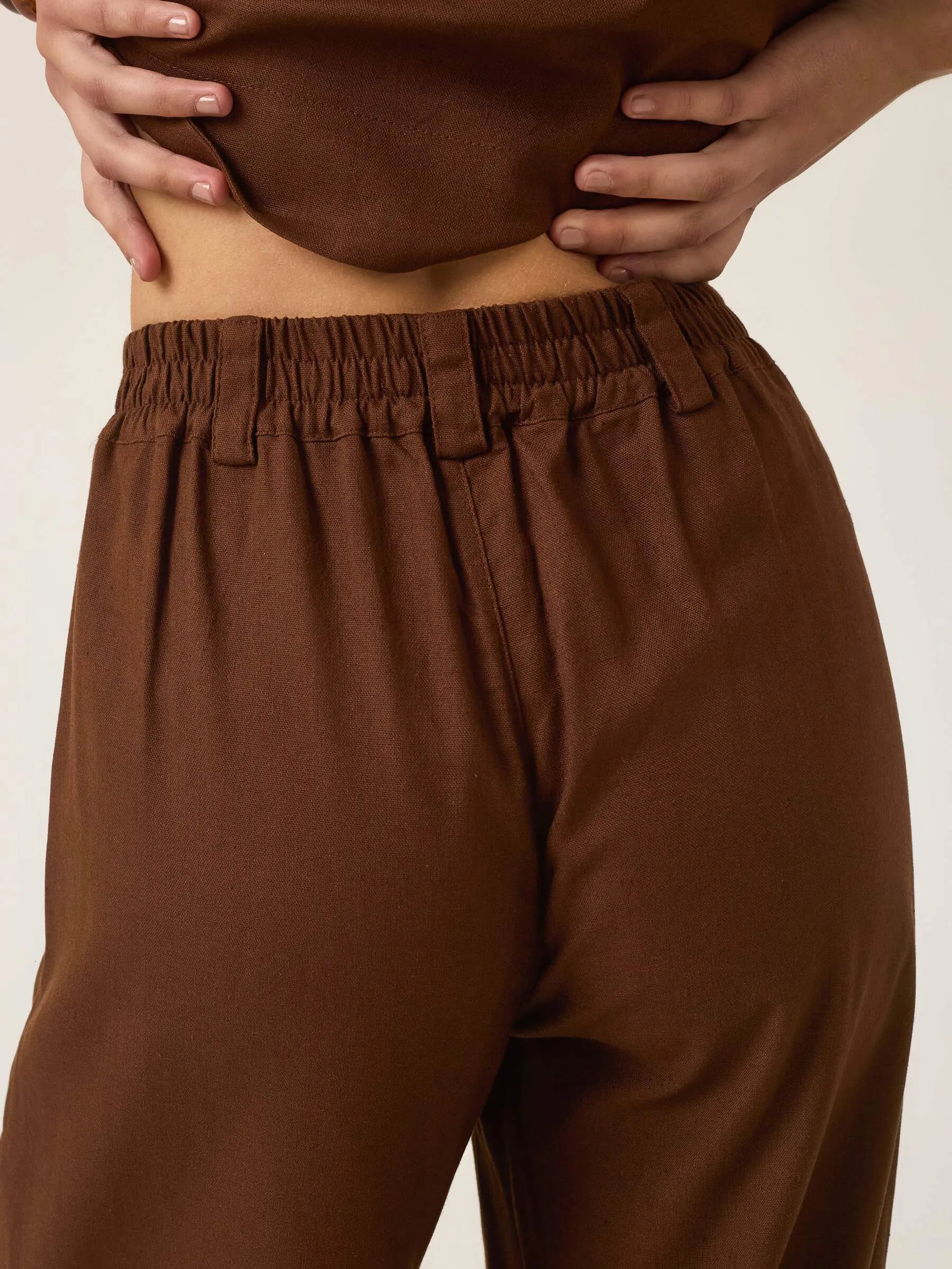 Calça Pantalona de Alfaiataria em Linho e Viscose FSC™ Graviola Marrom Escuro. Compre online moda sustentável e atemporal na Minimadeia. Roupas femininas estilosas, básicas e sustentáveis. Foto produto ABR25 06B