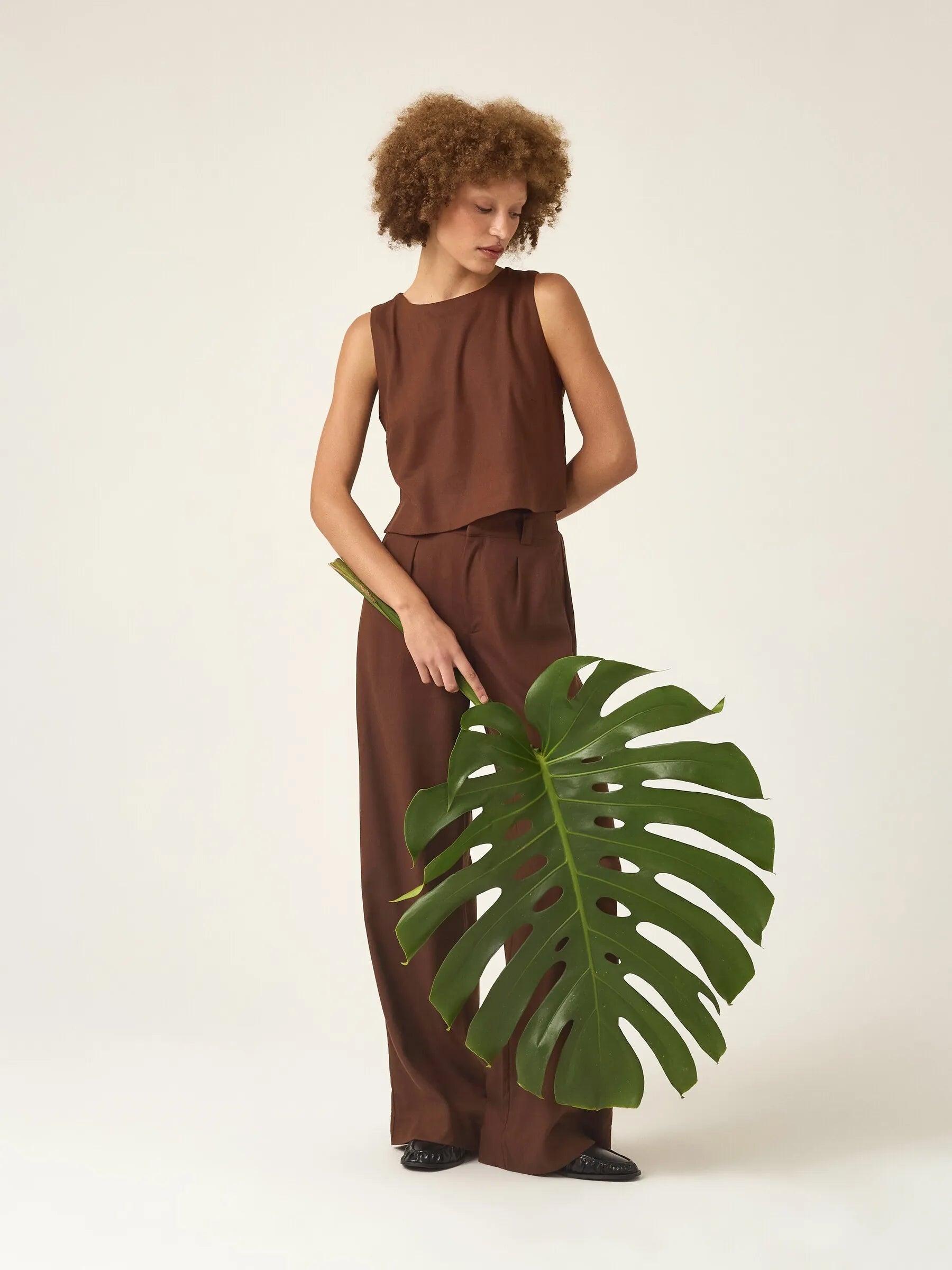 Calça Pantalona de Alfaiataria em Linho e Viscose FSC™ Graviola Marrom Escuro. Compre online moda sustentável e atemporal na Minimadeia. Roupas femininas estilosas, básicas e sustentáveis. Foto produto ABR25 07B