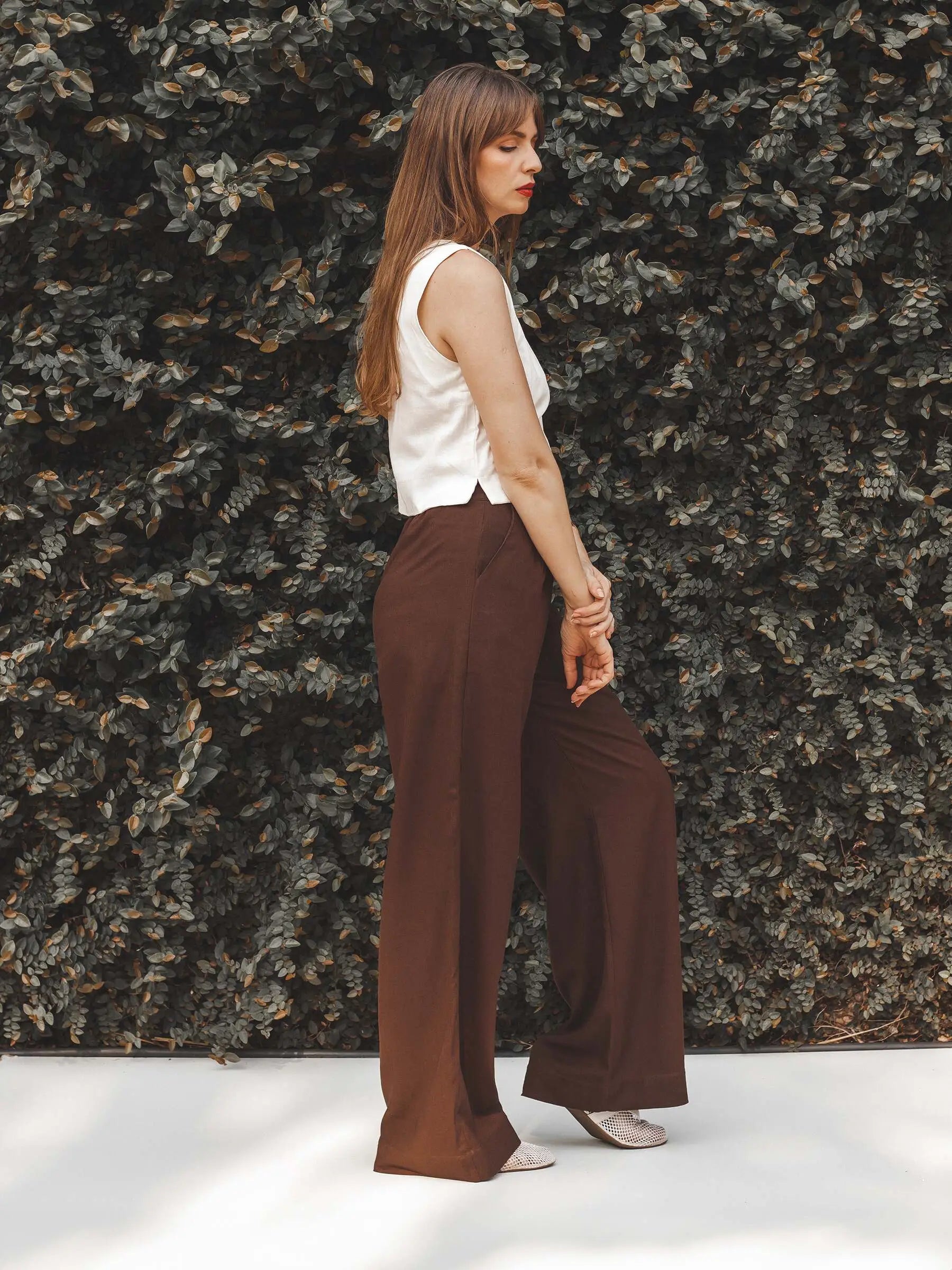 Calça Pantalona de Alfaiataria em Linho e Viscose FSC™ Graviola Marrom Escuro. Compre online moda sustentável e atemporal na Minimadeia. Roupas femininas estilosas, básicas e sustentáveis. Foto produto 03