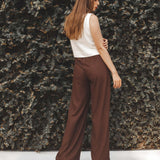 Calça Pantalona de Alfaiataria em Linho e Viscose FSC™ Graviola Marrom Escuro. Compre online moda sustentável e atemporal na Minimadeia. Roupas femininas estilosas, básicas e sustentáveis. Foto produto 04