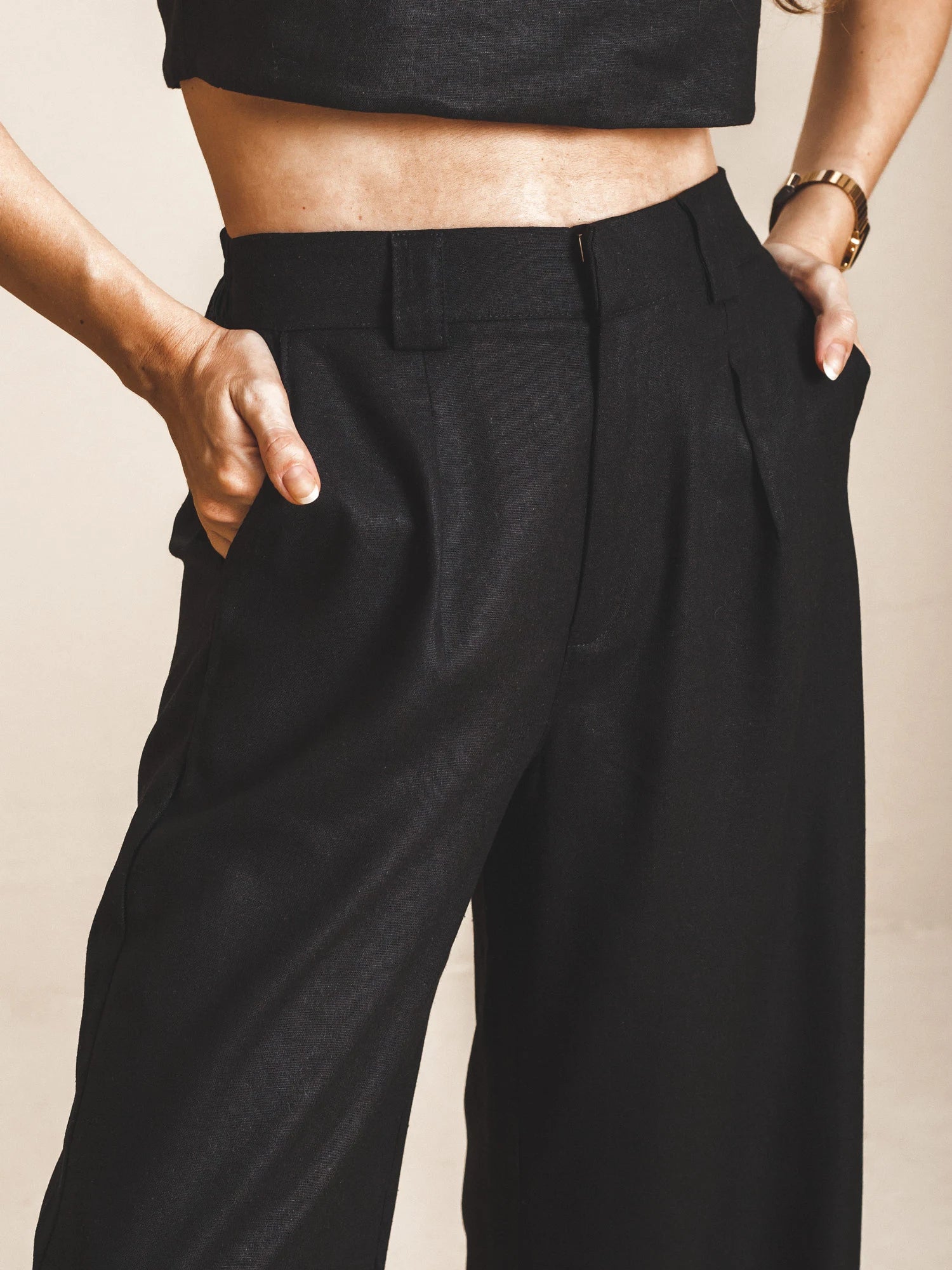 Calça Pantalona de Alfaiataria em Linho e Viscose FSC™ Preta. Compre online moda sustentável e atemporal na Minimadeia. Roupas femininas estilosas, básicas e sustentáveis. Foto produto 05