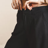 Calça Pantalona de Alfaiataria em Linho e Viscose FSC™ Preta. Compre online moda sustentável e atemporal na Minimadeia. Roupas femininas estilosas, básicas e sustentáveis. Foto produto 08