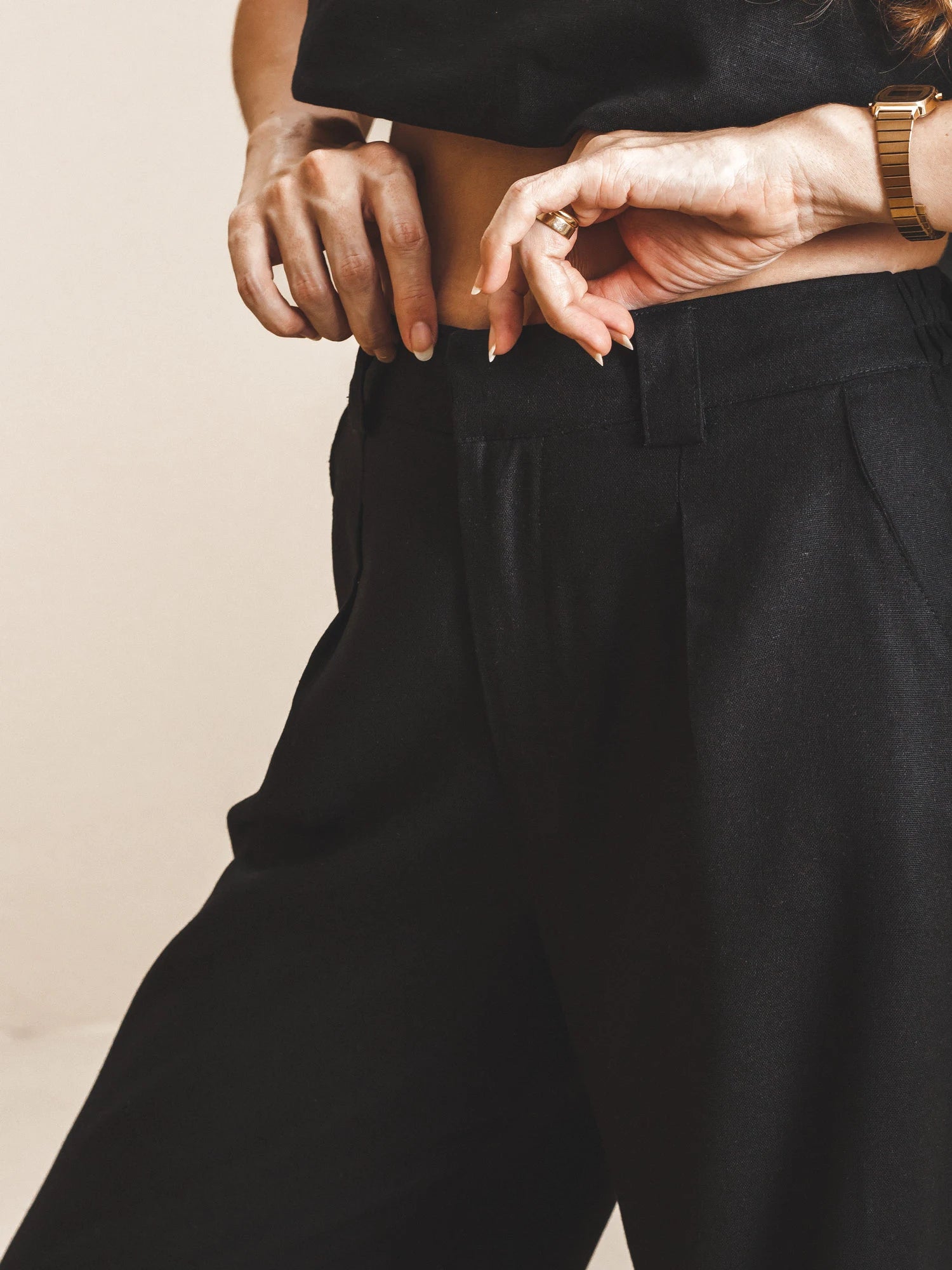 Calça Pantalona de Alfaiataria em Linho e Viscose FSC™ Preta. Compre online moda sustentável e atemporal na Minimadeia. Roupas femininas estilosas, básicas e sustentáveis. Foto produto 08