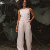 Calça Alfaiataria Pantalona Graviola de Linho e Viscose FSC™ Bege Claro. Compre online moda sustentável e atemporal na Minimadeia, marca slow fashion de roupas femininas. Foto produto DEZ25 01C