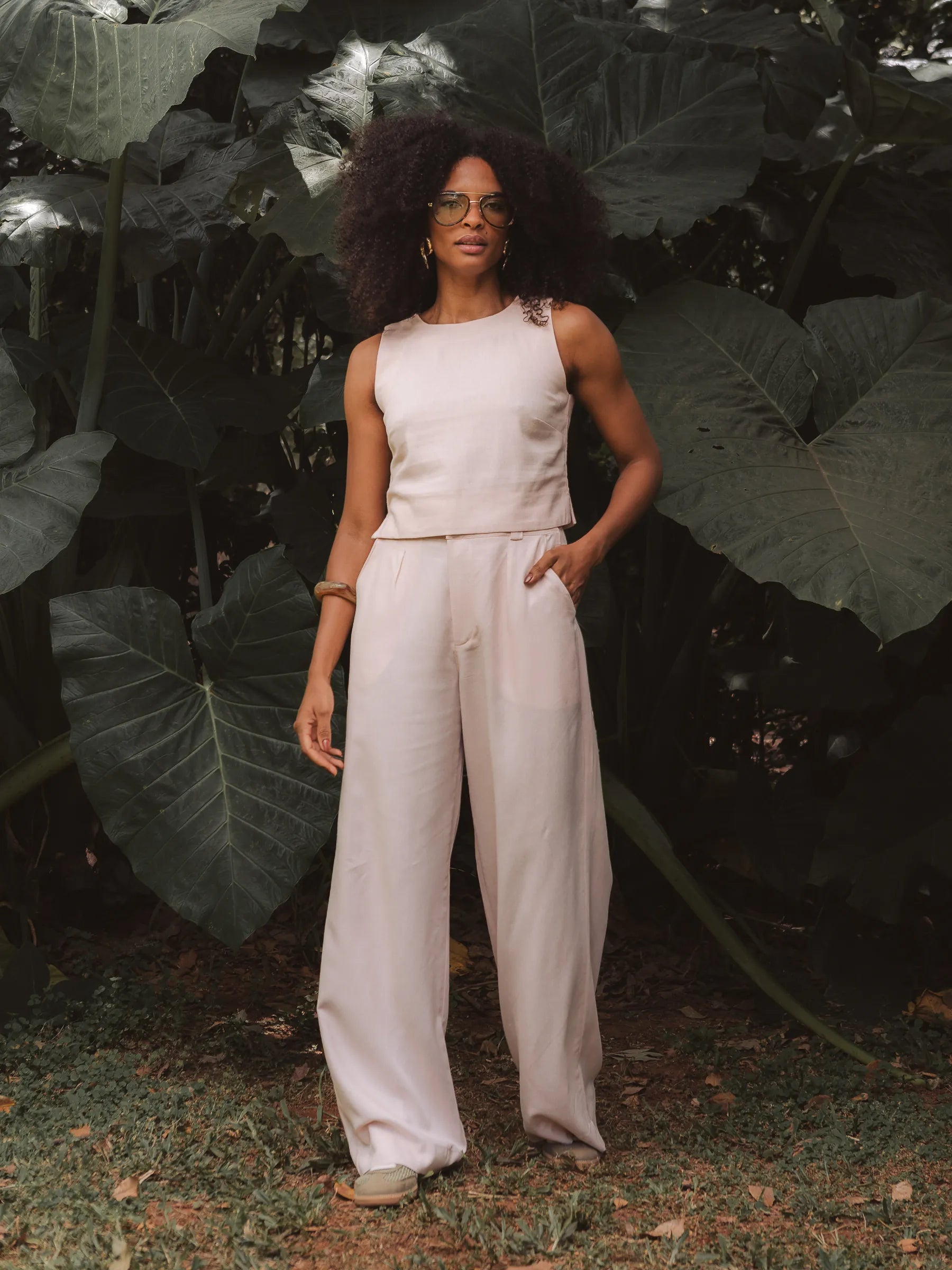 Calça Alfaiataria Pantalona Graviola de Linho e Viscose FSC™ Bege Claro. Compre online moda sustentável e atemporal na Minimadeia, marca slow fashion de roupas femininas. Foto produto DEZ25 01C