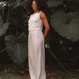 Calça Alfaiataria Pantalona Graviola de Linho e Viscose FSC™ Bege Claro. Compre online moda sustentável e atemporal na Minimadeia, marca slow fashion de roupas femininas. Foto produto DEZ25 02C